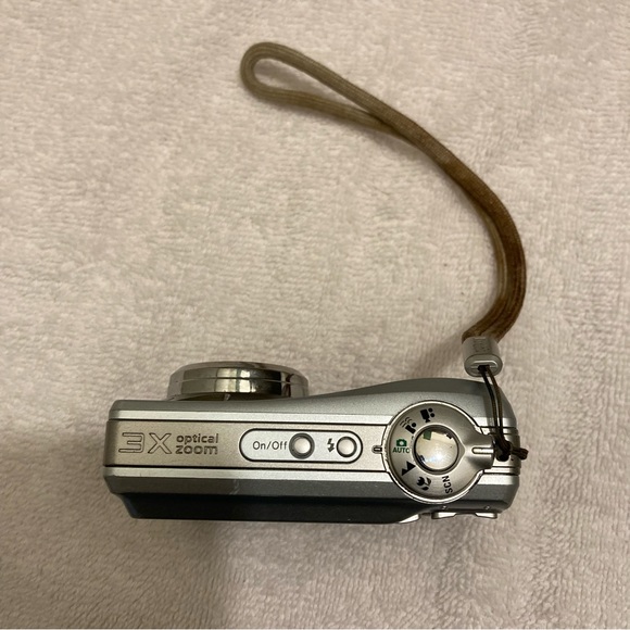 Gateway DC-T50 Silver Digital Camera - Picture 4 of 8